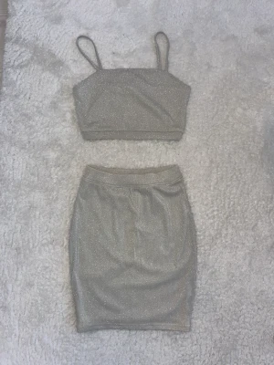 Rebecca Stella x Linn Ahlborg  - Glittrigt set från Rebecca Stella x Linn Ahlborg kollektionen. Storlek S på båda delar. Superfint skick!