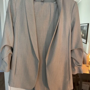 Grå kavaj och byxa - Knappt använd kavaj strl 38 och byxor strl 40. H&M. 