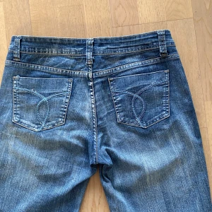 Jeans  - Skitsnygga lågmidjade  jeans  som är 98 cm långa 