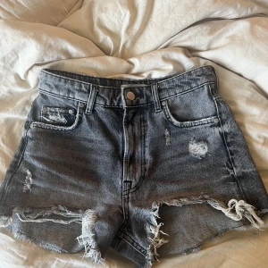 Zara shorts - Hej, säljer nu mina zara shorts som jag köpte förra sommaren, använda ett fåtal gånger. Skriv för fler bilder. (Frakt tillkommer) ✨pris kan diskuteras✨