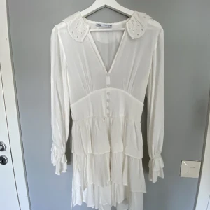 Klänning - Säljer min zara klänning då den aldrig kommer till användning.💕