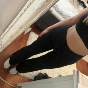 Kostymbyxor  - Säljer nu mina snygga konstymbyxor från BikBok då de inte kommer till användning! På vänster sida finns det en dragkedja! 100kr + frakt🖤🩶🤍