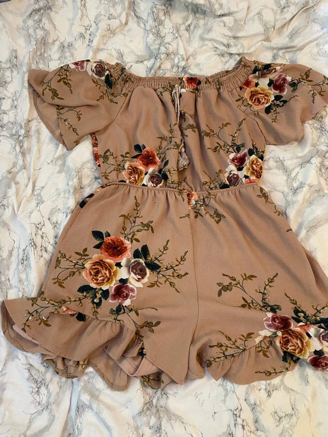 Beige blommig playsuit
