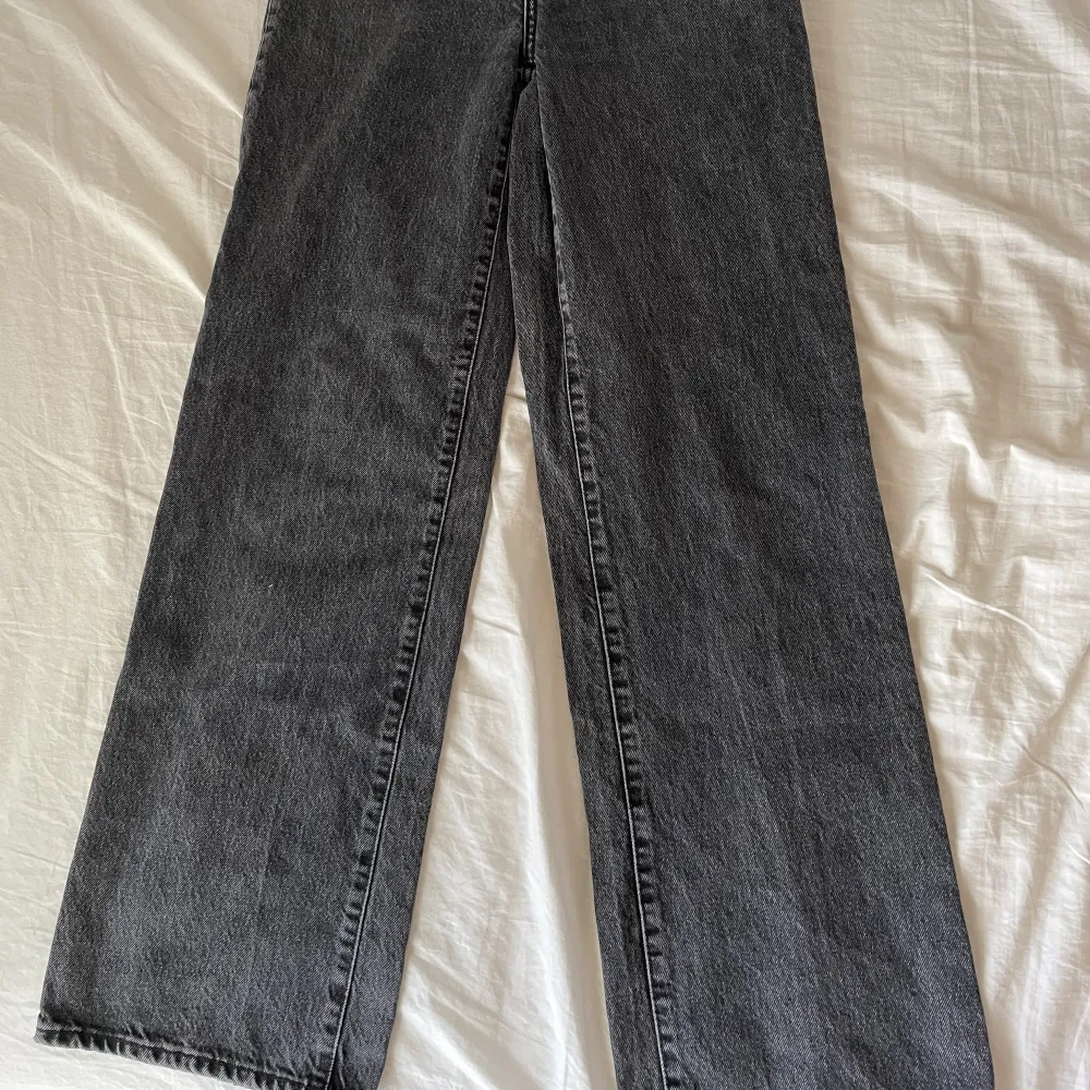 Säljer dessa svarta stentvättade jeansen i modellen boulevard från lager 157. Storlek xs och använda, men i bra skick. Säljer då de är för små för mig Nypris 300 kr. Jeans & Byxor.
