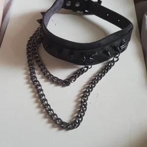 Svart choker. - En gothic choker gjord av leather (fake). Har haft i 2 år men använt bara 2 gånger. Ganska skock på halsen men ser jätte fin ut i ljuset. 