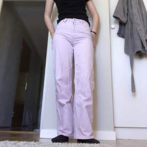 Lila jeans från monki. Säljer då det inte är min stil länge. Köpte för 400kr.
