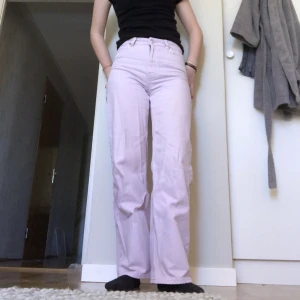 Lila jeans  - Lila jeans från monki. Säljer då det inte är min stil länge. Köpte för 400kr.