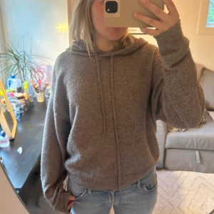 Stickad hoodie  - Brungrå stickad hoodie från Kappahl😍