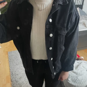 Oversized jeansjacka  - Säljer denna oversized jeansjacka i storlek XS, säljer den då den är lite för stor för mig🌸