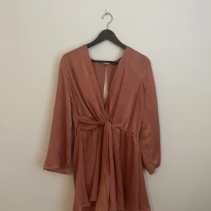 Playsuit klänning - Från Zara, aldrig använd 