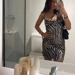 Klänning med öppen rygg  - Så fin klänning med Zebramönster och öppen i ryggen. Från zara använt en gång som ni ser på bilderna💞  Finns inte längre i butik 