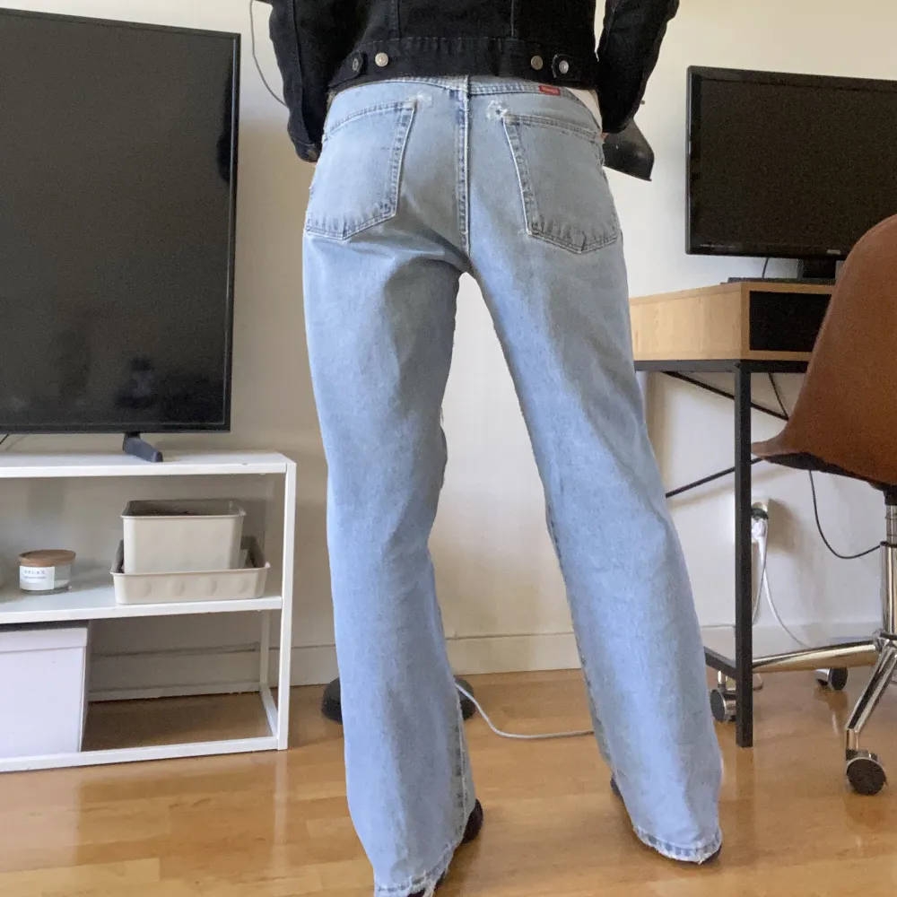 Jättesnygga låga jeans som tyvärr inte kommer till användning. Storlek W33 L30, men är lagom för en S/M i byxor. Jag är 174 cm lång för referens.. Jeans & Byxor.