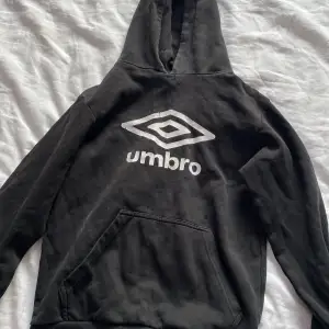 En svart hoodie med några märken 