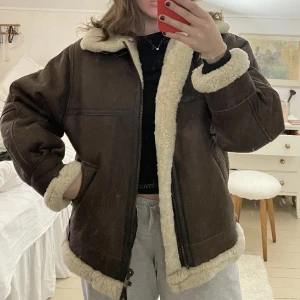 Pilot Jacka - Jag säljer vidare denna fina pilot jackan i äkta läder som jag köpte här på plick då den tyvärr inte passade mig! På sista bilden ser ni en likadan jacka som sålts på auktion. Skriv gärna för fler bilder (ps lånade bilder från säljaren) ☺️