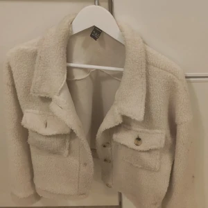 Mysig fluffig jacka storlek L  - Bra skick, använt 2 ggr 