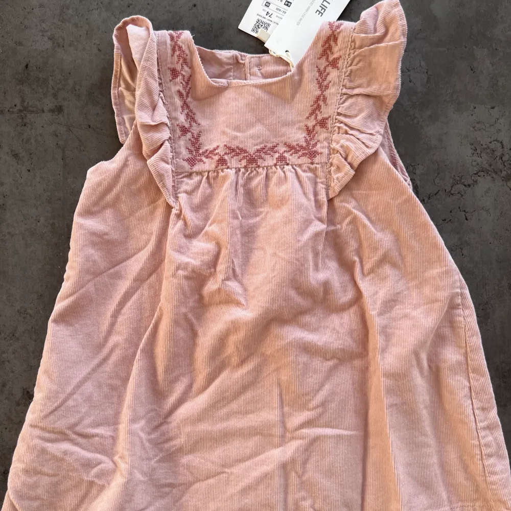 Rosa klänning för klicka 9 månader . Klänningar.