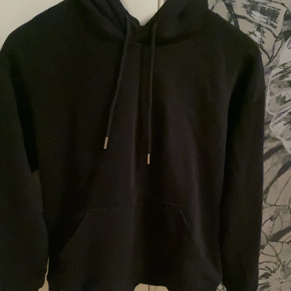 Säljer en vanlig basic hoodie från Hm. Köpt för 200 men säljer för 90kr men pris går att diskuteras💓. Hoodies.
