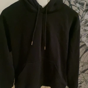 Hoodie  - Säljer en vanlig basic hoodie från Hm. Köpt för 200 men säljer för 90kr men pris går att diskuteras💓