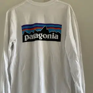 Långärmad tröja från Patagonia. Storlek S (unisex). Använd ett fåtal gånger. Har en pytteliten fläck (bild 3) 
