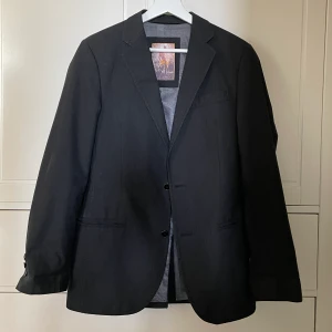Klassisk svart blazer L - Nice oversized blazer!!🖤🤍 svart (med vita ränder). 
