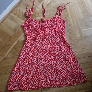 Sommarklänning  - Säljer den här söta och tunn sommarklänning pga för små ,använd bara när har provat den