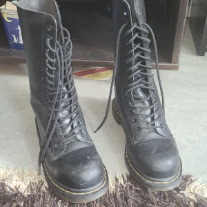 Dr martens  - Har använt dem några gånger men dem är hela dock kolla alla bildar, pris kan diskuteras! ^^