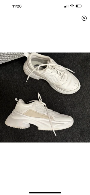 Vita Sneakers - Säljer dessa coola chunky sneaksers från zara❤️ använda en gång, bra skick!
