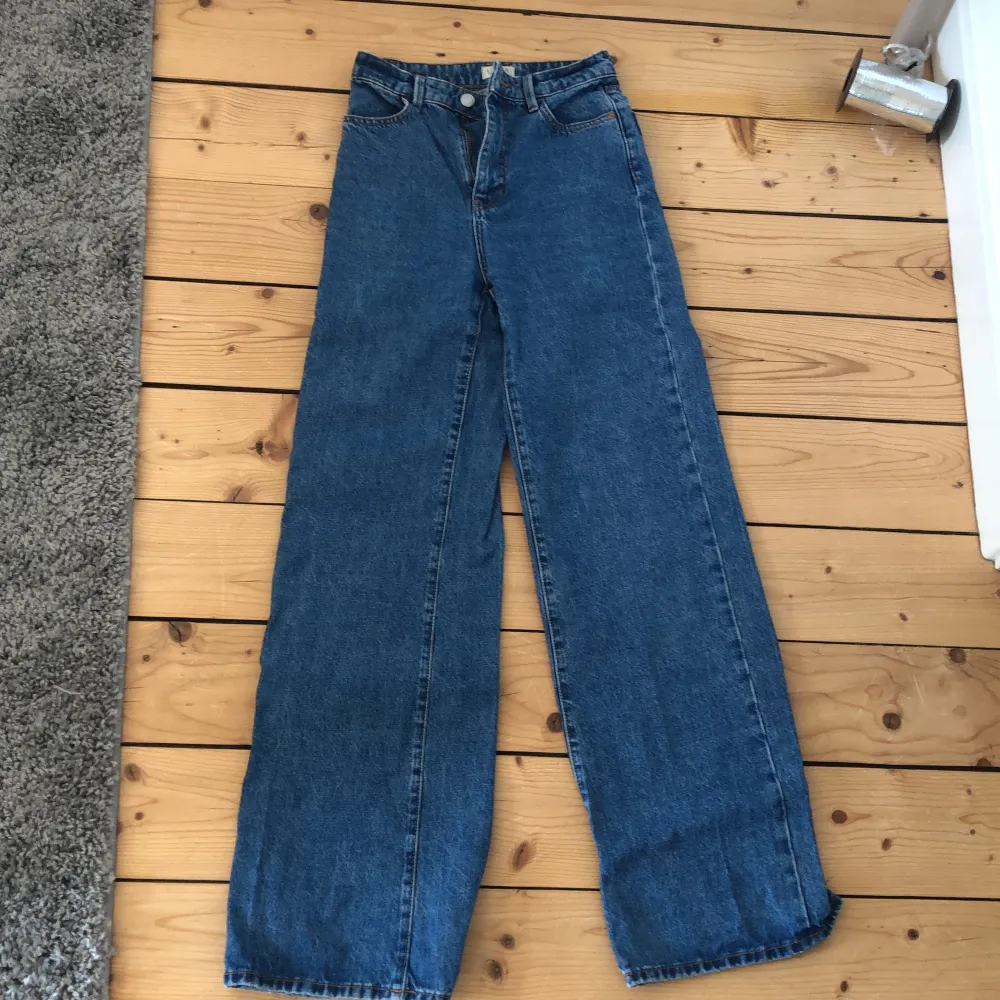 Säljer mina blåa jeans från Lindex (modell Jackie) de är perfekt i längd för mig, jag är 175cm💕 säljer då de blivit lite tighta i midjan för mig. Köpta för 500kr säljer för 250kr. Storlek 34. Jeans & Byxor.