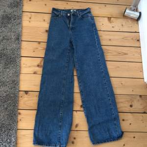 Säljer mina blåa jeans från Lindex (modell Jackie) de är perfekt i längd för mig, jag är 175cm💕 säljer då de blivit lite tighta i midjan för mig. Köpta för 500kr säljer för 250kr. Storlek 34