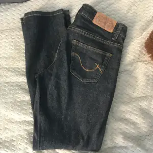 Snygga trendiga lågmidjade jeans! Väldigt fint skick och säljs då de tyvärr inte satt som jag ville! Skit snygga!