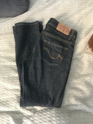 Lågmidjade jeans - Snygga trendiga lågmidjade jeans! Väldigt fint skick och säljs då de tyvärr inte satt som jag ville! Skit snygga!