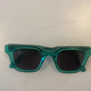 Chimi eyewear 004 - Säljer mina chimis i färgen aqua. Modell 004. Använt dom ca 2-3 gånger. Superfina! 