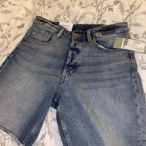 Oanvända jeans shorts från hm med prislapp. Säljer pga storlek som inte passar. 