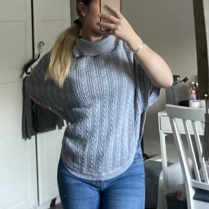 . - Har knapp på varsin sida för att stänga den 