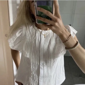 Zarah blus  - Jätte söt blus från Zara. Är tyvärr lite liten för mig💗är i barnstorlek men passar xs/s