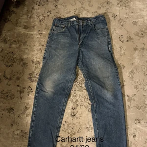 Carhartt jeans - Feta carhartt jeans riktigt schysst färg!  Storlek 34/30!  Pris 299 kr