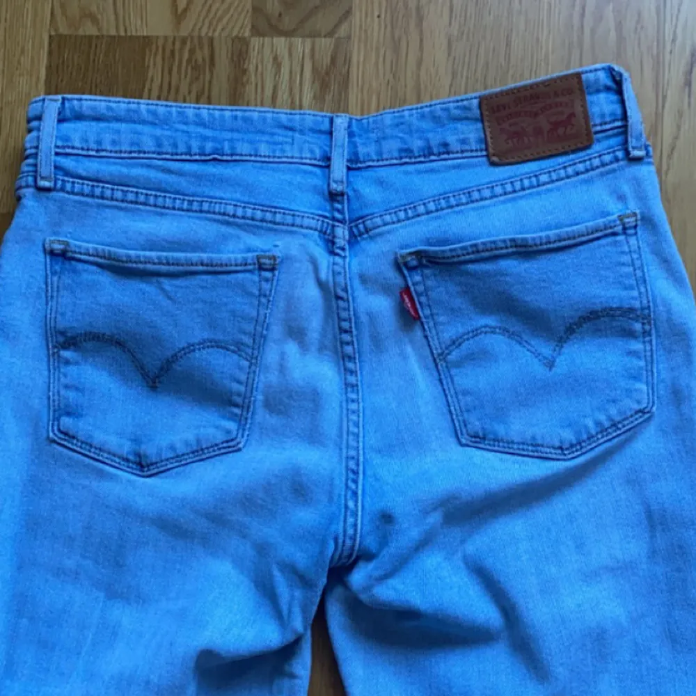 Säljer Levis jeans. Dem har inga tydliga defekter och i väldigt bra skick. Färgen är ljus blå. Vet ej vilken storlek dem är men midjan är 75cm och innerbenslängden är 78cm. Skriv gärna om du har några frågor eller vi se bättre bilder💓 500kr fri frakt . Jeans & Byxor.