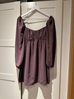 chiquelle klänning 🫶🏽 - SUPERFIN och oanvänd klänning från chiquelle. storlek står på andra bilden. frakt tillkommer 🤍