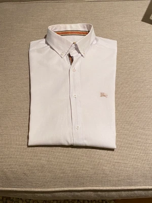 Burberry skjorta vit - Säljer min tvärsnygga långärmade burberry skjorta. Nypris kostar den runt 5000kr. Den är strl s men passar som xs eftersom den är slimfit. Den har inga som helst defekter eller märken. Priset är inte ristat i sten 🗿 Hör av er vid minsta lilla fråga! 😊