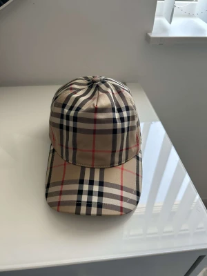 Burbery Keps - Burbery Keps, Nyskick, tag finns på kepsen, oanvänd, fraktar via Plick ifall det önskas. 