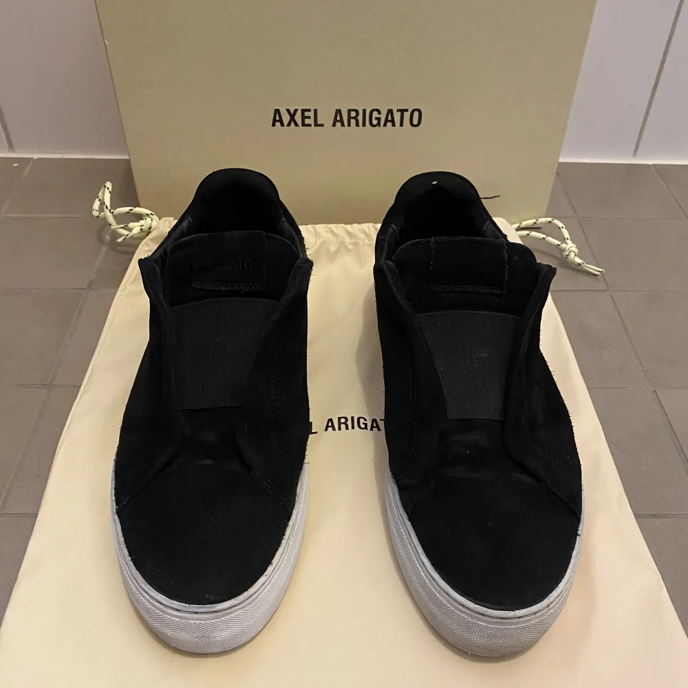 Axel Arigato skor i storlek 43. De är använda men i fint skick, 8,5/10. Tillkommer box och påse. Säljer för 1349kr (nypris 2550kr).. Skor.