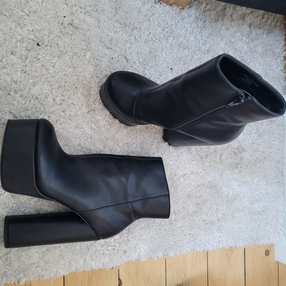 Höga boots från asos i nysick.. Skor.