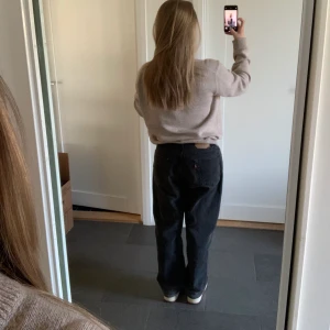 baggy Levis jeans  - ett par baggy Levis jeans, tyvärr syns det inte vilken storlek det är men fråga gärna om mått