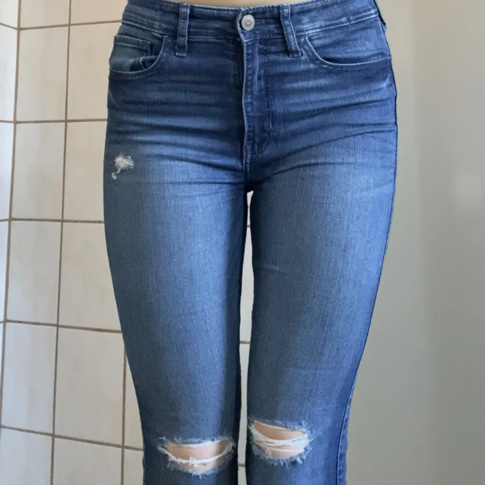 Blå jeans från Hollister med hål vid knäna🫶Bra skick. Storlek: 26/31. . Jeans & Byxor.