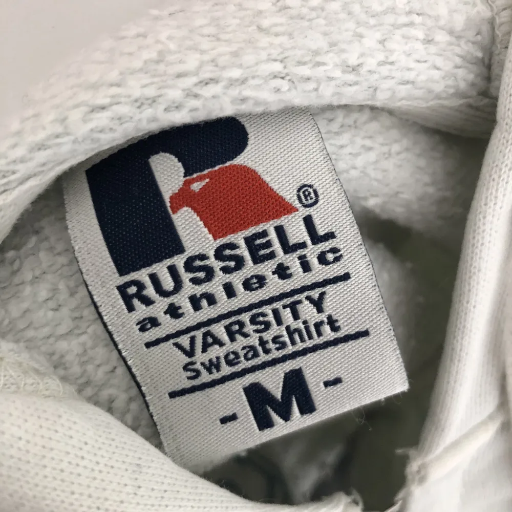Vit hoodie från Russell atletic med knapp stängning, köpt secondhand  men jag har aldrig använt den  Köpt för 160kr Säljer för 70kr. Hoodies.