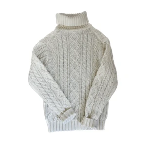 Stickad polotröja - Söt stickad vit polotröja köpt second hand aldrig använd! Skriv privat för fler frågor eller bilder💓