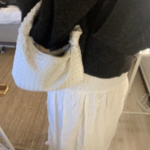 Liten väska - Liten väska som liknar bottega veneta! Köpt secondhand här på plick! Skriv för fler bilder!!