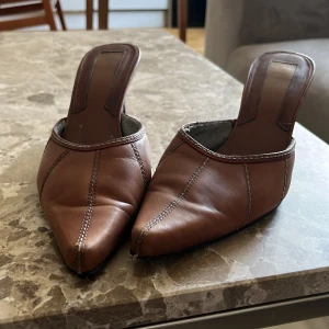 Spetsiga klackar - Snygga bruna klackar! Mycket använt skick, både sula och insida är slitna men påverkar inte användningen! Suupersnygga men för stora för mig tyvärr..