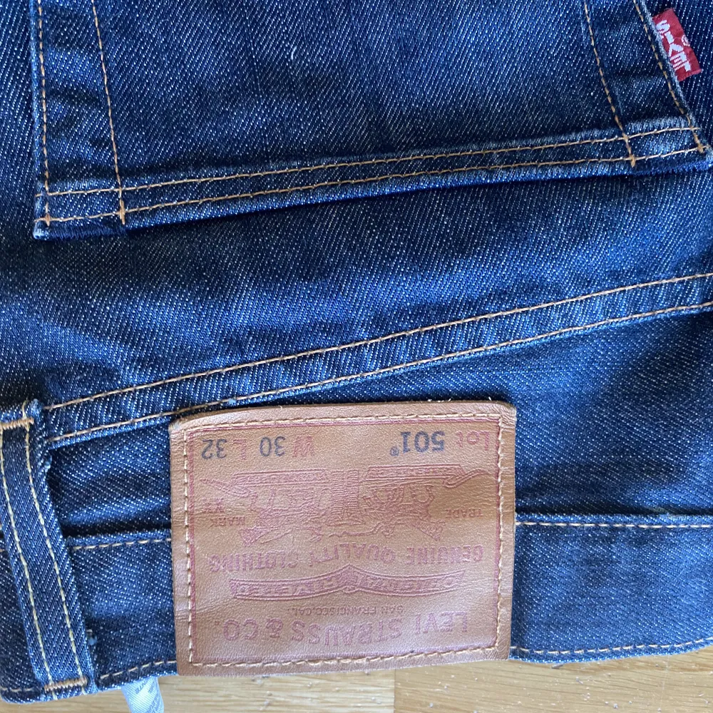 Säljer mina levis 501 jeans då dem är lite tajta på mig. Dem är använda men inget man märker av alls. Priset kan diskuteras o det går att mötas upp annars betalar köparen för frakten. . Jeans & Byxor.