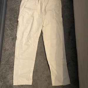 Linnebyxor  - Säljer ett par linnebyxor från zara, har bara använt brallorna ett fåtal gånger. 9/10 skick. 